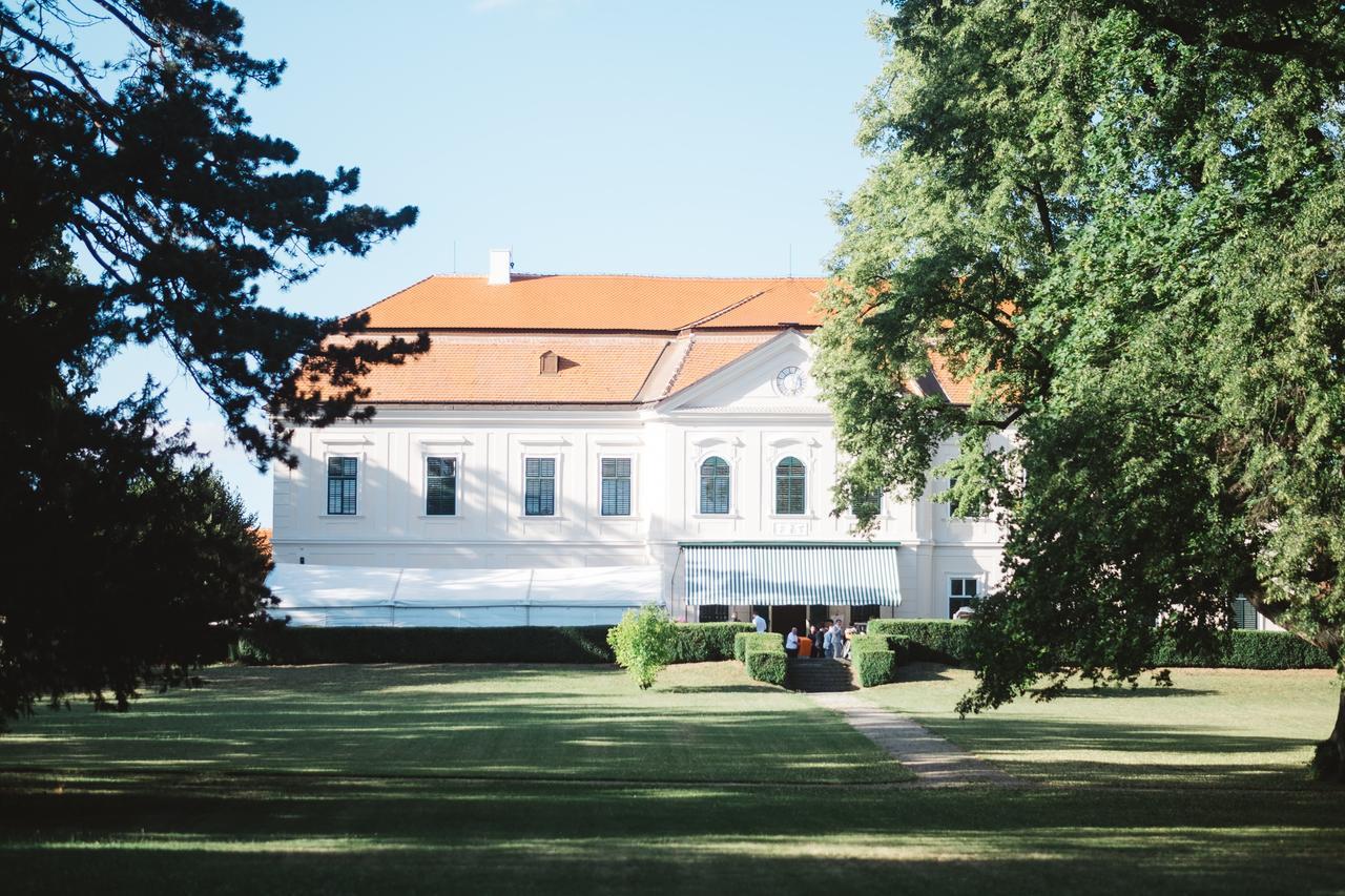 Отель Zamek Dukovany Экстерьер фото
